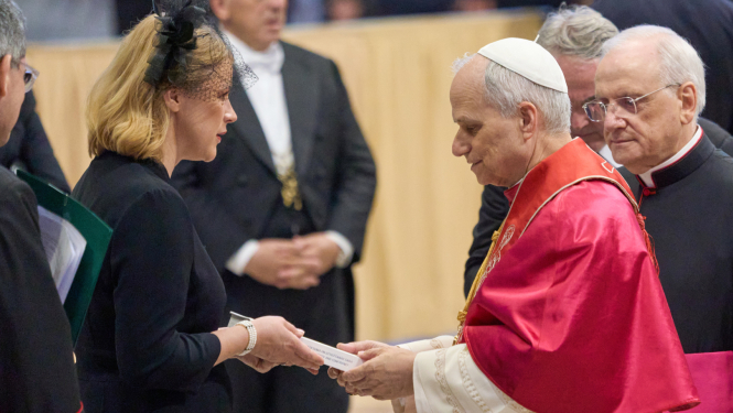 Ministru prezidente Evika Siliņa pasniedz grāmatu pāvestam Leonam XIV inaugurācijas ceremonijas laikā