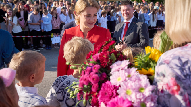 Ministru prezidente Evika Siliņa sarunājas ar skolēniem 1. septembrī