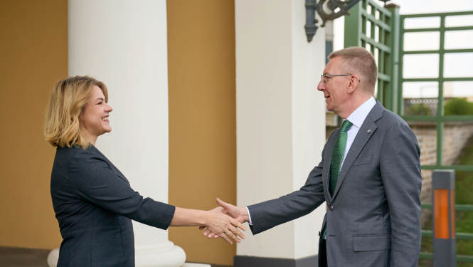 Ministru prezidente Evika Siliņa sarokojas ar Valsts prezidentu Edgaru Rinkēviču pie Rīgas pils