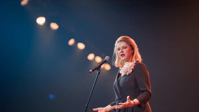 Ministru prezidente Evika Siliņa uz skatuves apbalvošanas ceremonijā