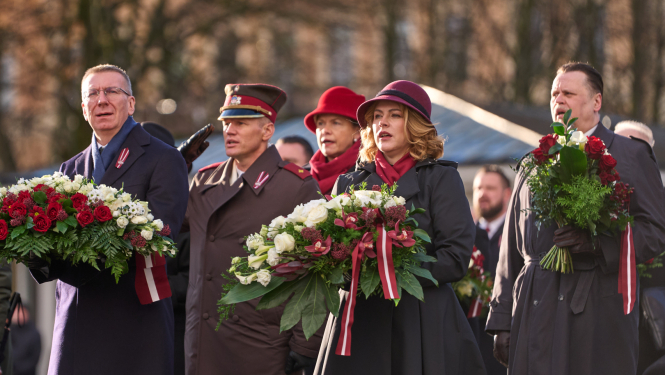 Ministru prezidente Evika Siliņa un Valsts prezidents Edgars Rinkēvičs piedalās ziedu nolikšanā pie Brīvības pieminekļa 18. novembrī