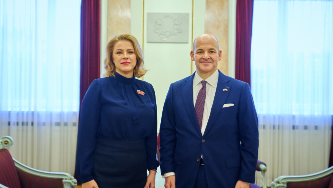 Ministru prezidente Evika Siliņa un ASV vēstnieks Latvijā Kristofers Robinsons