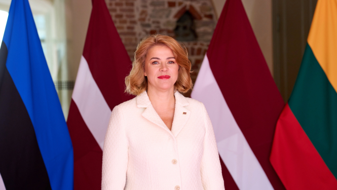 Ministru prezidente Evika Siliņa pie Igaunijas, Latvijas un Lietuvas karogiem