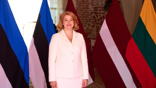 Ministru prezidente Evika Siliņa pie Igaunijas, Latvijas un Lietuvas karogiem