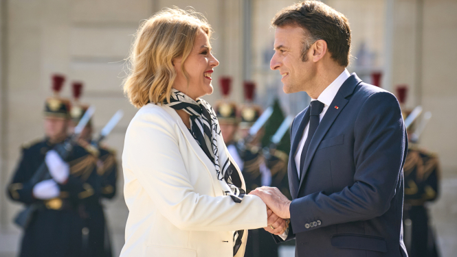 Ministru prezidente Evika Siliņa sarokojas ar Francijas preizdentu Emanuelu Makronu