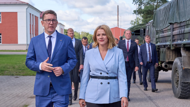 Ministru prezidente Evika Siliņa kopā ar Igaunijas premjerministru Kristenu Mihalu apmeklē Viru izvietoto Igaunijas Sauszemes spēku Kuperjanova kājnieku bataljonu