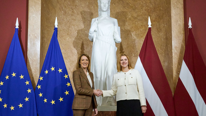 Ministru prezidente Evika Siliņa sarokojas ar Eiropas Parlamenta priekšsēdētāju Robertu Metsolu