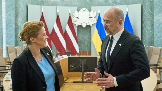 Ministru prezidente Evika Siliņa un Ukrainas aizsardzības ministrs Deniss Šmihaļs