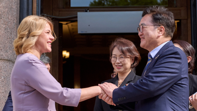 Ministru prezidente Evika Siliņa tiekas ar Korejas Republikas Nacionālās asamblejas priekšsēdētāju Vonsiku Vu (Woo Wonshik)"><img src="https://live.staticflickr.com/65535/54550492927_15da42e456_z.jpg" width="640" height="480" alt="28.05.2025. Ministru prezidente Evika Siliņa tiekas ar V.E. Korejas Republikas Nacionālās asamblejas priekšsēdētāju Vonsiku Vu