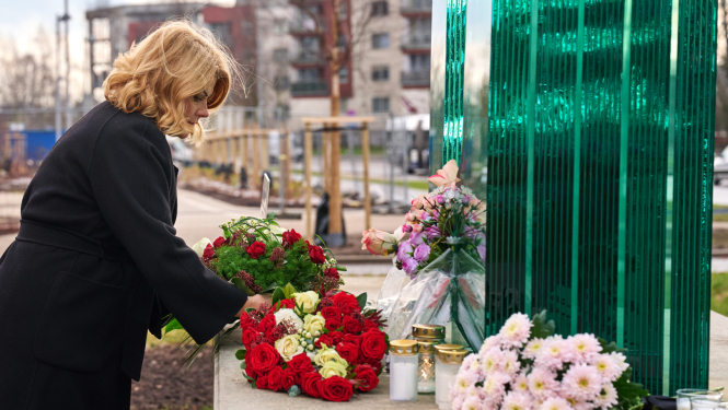 Ministru prezidente Evika Siliņa noliek ziedus Zolitūdes traģēdijas piemiņas vietā