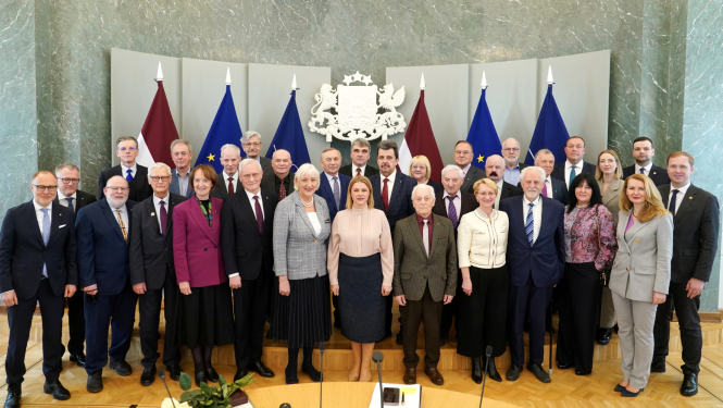 Ministru prezidente Evika Siliņa, ministri un biedrības "4. maija Deklarācijas klubs" biedri Ministru kabineta sēžu zālē