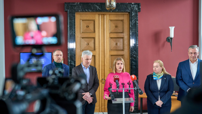 Ministru prezidente Evika Siliņa piedalās preses konferencē pēc tikšanās ar aizsardzības industrijas pārstāvjiem