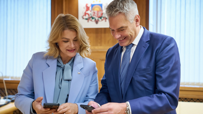 Ministru prezidente Evika Siliņa tiekas ar Eiropas Investīciju bankas viceprezidentu Karlu Nēhammeru