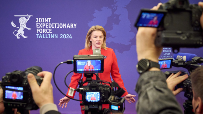 Ministru prezidente Evika Siliņa sniedz atbildi medijiem Apvienoto reaģēšanas spēku samitā Tallinā