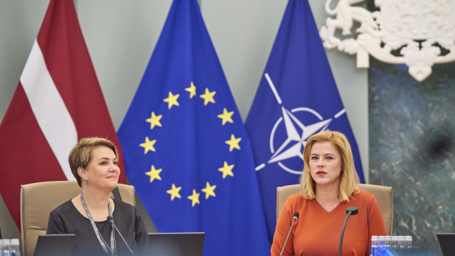 Ministru prezidente Evika Siliņa kopā ar FICIL padomes priekšsēdētāju Zlatu Elksniņu-Zaščirinsku