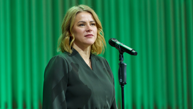 Ministru prezidente Evika Siliņa saka runu pasākumā pie mikrofona