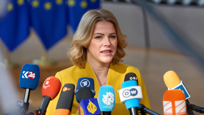 Ministru prezidente Evika Siliņa sniedz interviju medijiem