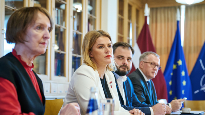 Ministru prezidente Evika Siliņa vada Sadarbības sanāksmi, viņai līdzās viedās administrācijas un reģionālās attīstības ministre Inga Bērziņa, partijas "Vienotība" Saeimas frakcijas vadītājs Edmunds Jurēvics un finanšu ministrs Arvils Ašeradens
