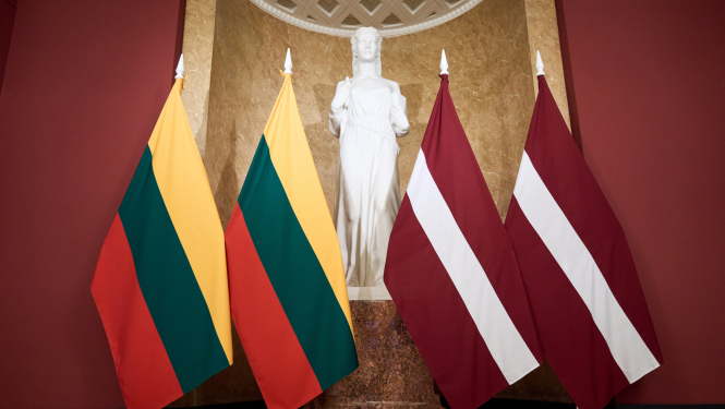 Latvijas un Lietuvas karogi