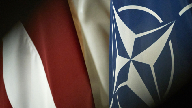 Latvijas un NATO karogi