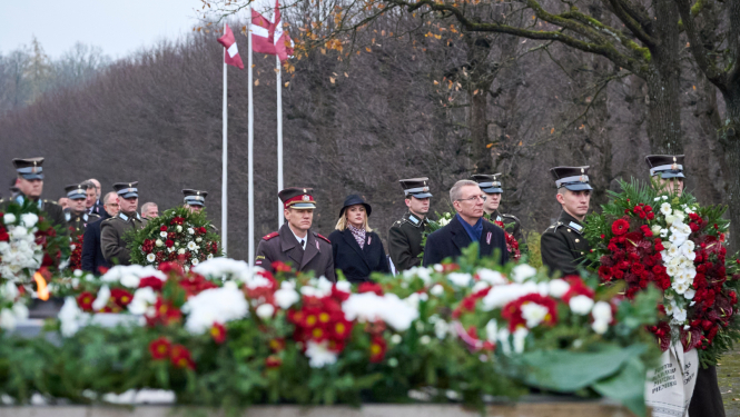 Ministru prezidente Evika Siliņa piedalās Lāčplēša dienai veltītajā ziedu nolikšanā Brāļu kapos