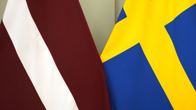 Latvijas un Zviedrijas karogi