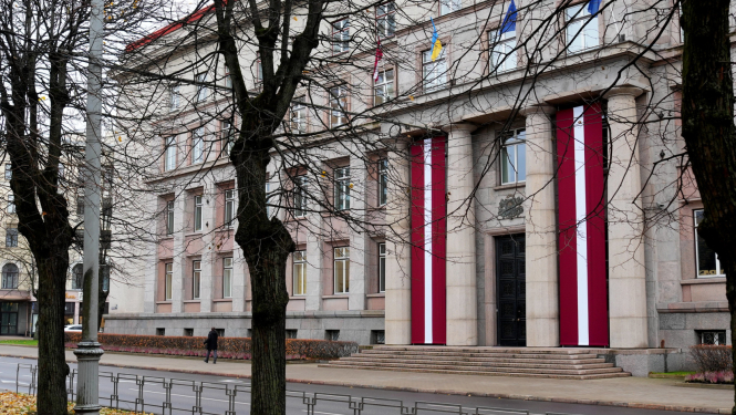 Ministru kabineta ēka ar lieliem Latvijas karogiem pie ieejas rudenī