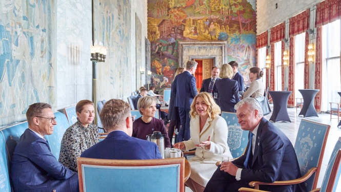 Ministru prezidente Evika Siliņa un citi Apvienoto reaģēšanas spēku (Joint expeditionary Force – JEF) valstu līderi sarunā sanāksmē Oslo