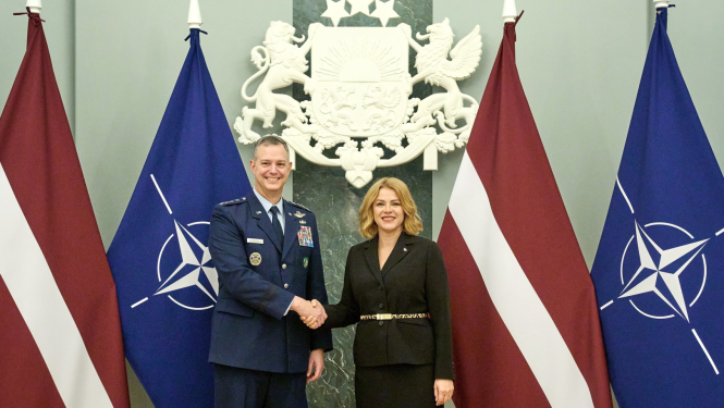 Ministru prezidente Evika Siliņa un NATO Eiropas spēku (SACEUR) virspavēlnieks, ģenerālis AleksusS GregorijS GrinkevičS
