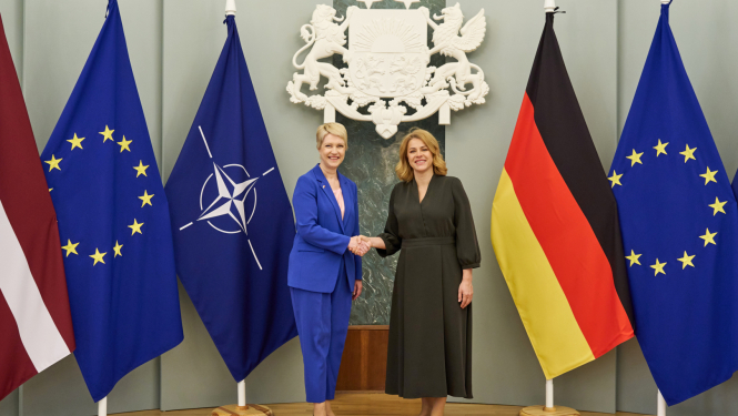 Ministru prezidente Evika Siliņa sarokojas ar Mēklenburgas-Priekšpomerānijas federālās zemes Ministru prezidenti Eviku Siliņu pie Latvijas, Vācijas, ES, NATO karogiem
