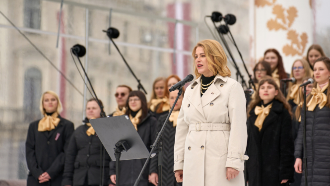 Ministru prezidente Evika Siliņa teic uzrunu pie Brīvības pieminekļa 4. maijā