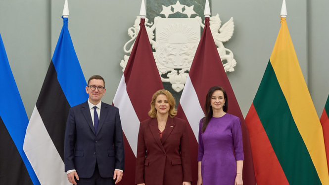 Latvijas Ministru prezidentes Evikas Siliņas vadībā Rīgā notika Baltijas Ministru padomes premjerministru sanāksme, kurā piedalījās Igaunijas premjerministrs Kristens Mihals un Lietuvas premjerministre Inga Ruģiniene. 