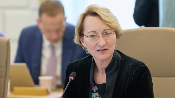 Nodrošina valsts finansējumu jaunā skolu finansēšanas modeļa “Programma skolā” uzsākšanai