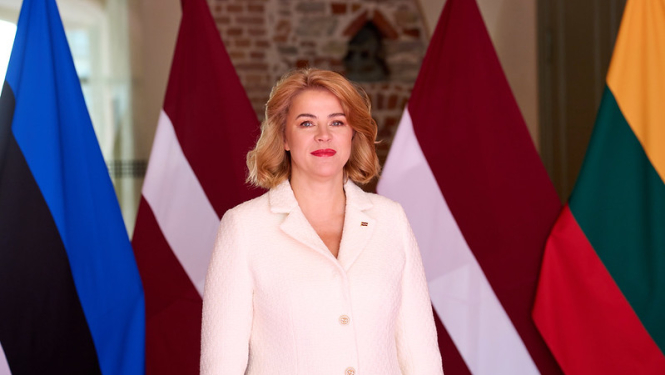 Ministru prezidente Evika Siliņa Baltijas valstu karogu fonā