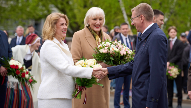 Ministru prezidente Evika Siliņa piedalās ziedu nolikšanā pie Brīvības pieminekļa