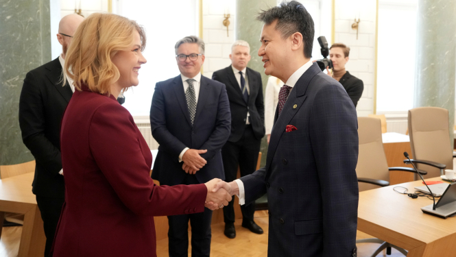 Ministru prezidente Evika Siliņa un Pasaules intelektuālā īpašuma organizācijas ģenerāldirektors Darens Tangs sarokojas Ministru kabinetā