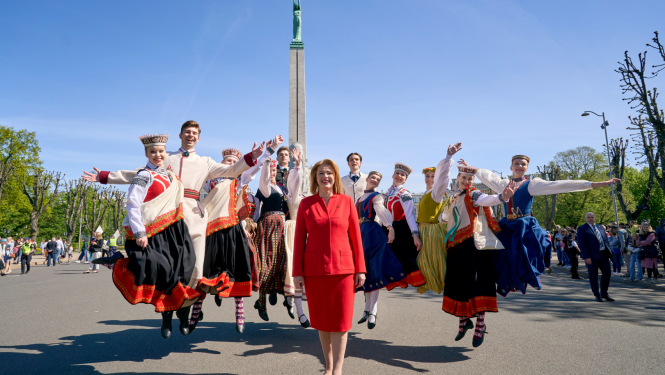 Ministru prezidente Evika Siliņa pie Brīvības pieminekļa kopā ar jauniešu latviešu tautas tērpos