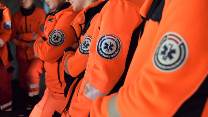 Neatliekamās medicīniskās palīdzības darbinieki uniformās