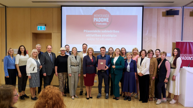 Ministru prezidente Evika Siliņa kopā ar NVO un Ministru kabineta sadarbības memorandu parakstījušajām organizācijām Memoranda padomes forumā