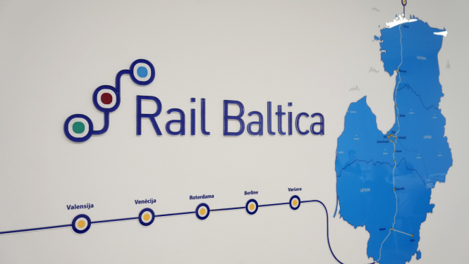 Rail Baltic projekta logotips - trīs ar līniju savienoti punkti, Baltijas valstu karte, kurai līdzās līnija, uz kuras ar punktiem atzīmētas stacijas.
