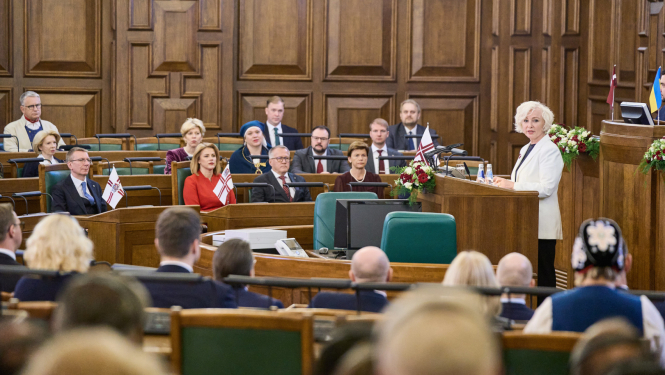 Svinīgā Saeimas sēde kas veltīta Latvijas Republikas Neatkarības deklarācijas pasludināšanas dienai - tribīnē runu saka Saeimas priekšsēdētāja Daiga Mieriņa, klausītājos Ministru prezidente Evika Siliņa, Valsts prezidents Edgars Rinkēvičs, ministri