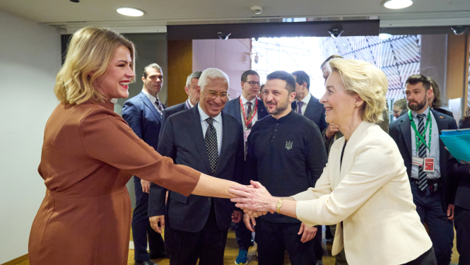 Ministru prezidente Evika Siliņa sarokojas ar Eiropas Komisijas prezidenti Ursulu fon der Leienu, abas vēro Eiropadomes prezidents Antoniu Košta un Ukrainas prezidents Volodimirs Zelenskis