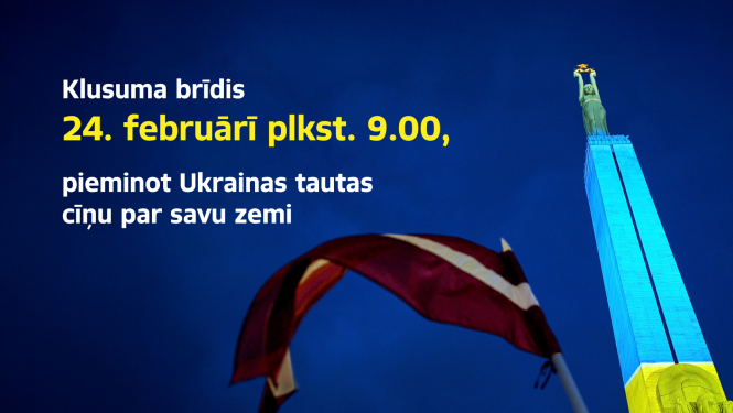 Attēla Latvijas karogs un Ukrainas karoga krāsās izgaismots Brīvības piemineklis. Uz attēla teksts - Klusuma brīdis 24. februārī plkst. 9.00, pieminot Ukrainas tautas cīņu par savu zemi