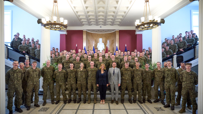 Ministru prezidente Evika Siliņa un Valsts kancelejas direktors Raivis Kronbergs kopā ar valsts aizsardzības dienesta karavīriem Ministru kabineta vestibilā