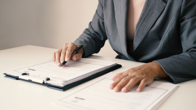 Vizualizācija ar sievieti, kas izskata dokumentāciju