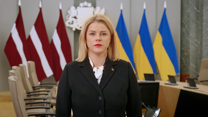 Ministru prezidente Evika Siliņa Ministru kabineta sēžu zālē pie Latvijas un Ukrainas karogiem