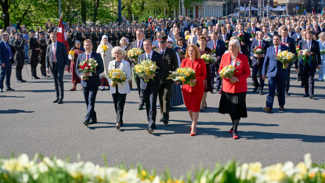 Valsts augstākās amatpersonas dodas nolikt ziedus pie Brīvības pieminekļa