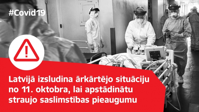 Melnbalts attēls ar mediķiem,kas ved Covid-19 pacientu, uzraksts "Latvijā izsludina ārkārtējo situāciju no 11.oktobra, lai apstādinātu straujo saslimstības pieaugumu"