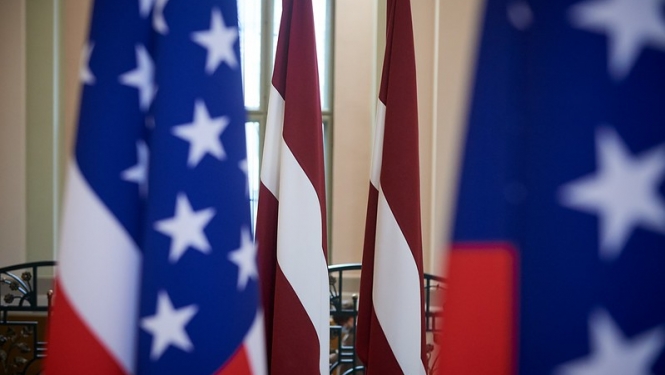 ASV un Latvijas karogi