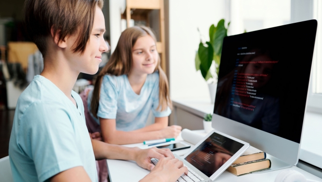 ilustratīvs attēls: bērni mājās pie datora; avots: 123rf.com